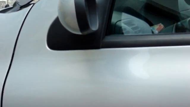 Random video about a parked Renault Clio. смотреть онлайн
