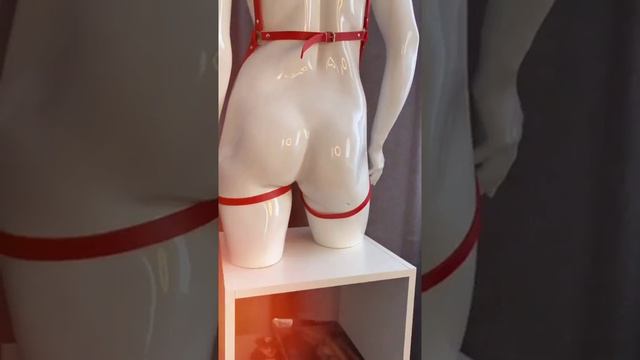 Красная портупея сзади