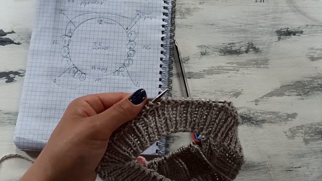 Вяжем женский джемпер спицами регланом сверху с ростком и подрезами.