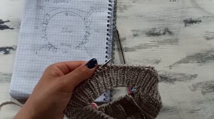 Вяжем женский джемпер спицами регланом сверху с ростком и подрезами.