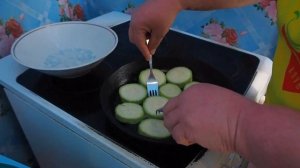 Мама приготовила жареные кабачки в майонезном соусе простое и вкусное блюдо