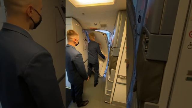 Закрытие двери Boeing 737-800NG Utair перед полётом в Геленджик смотреть онлайн