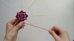 Плетение мандалы из разноцветных нитей на деревянных палочках. Панно на стену своими руками из нито