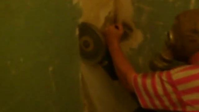 Резка штроб под трубы ХВС, ГВС в ванной комнате