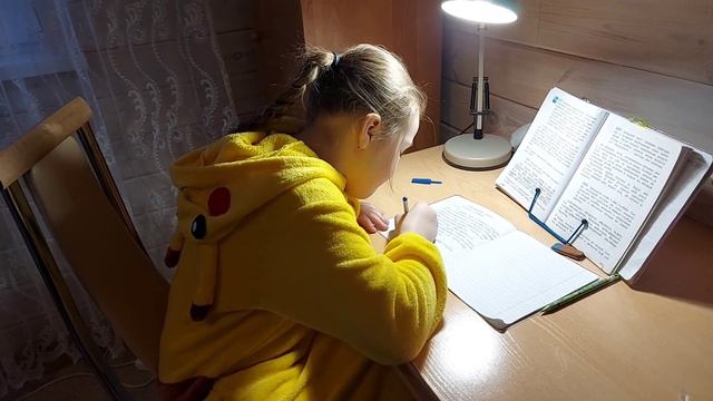 Наши будни // Погода не радует // Злата переживает из за ВПР . смотреть онлайн