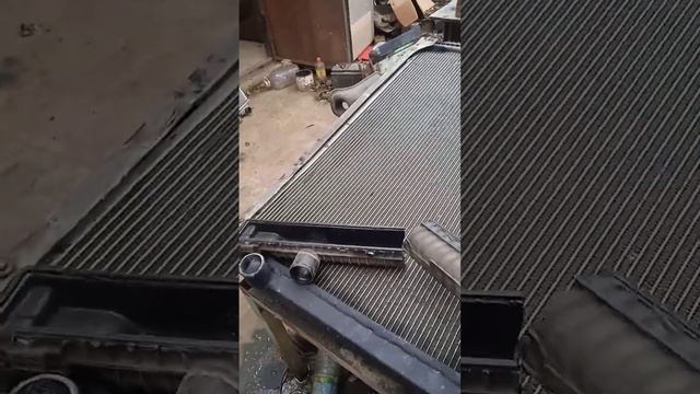 Замена пластикового бачка радиатора охлаждения Рено Премиум на алюминий смотреть онлайн
