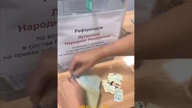 Украинские паспорта рвут!! Жители ДНР вместе с голосованием на референдуме . смотреть онлайн