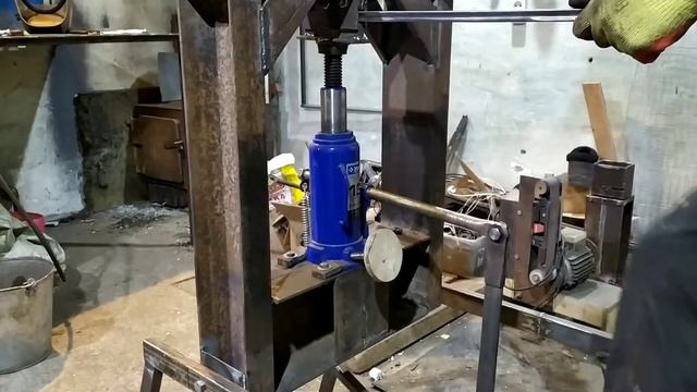 Пресс из домкрата с ножным приводом.