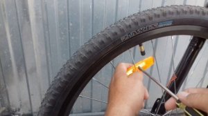 Установка катафотов или отражателей на колесо велосипеда.