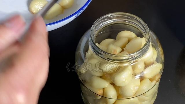 阿姨教两款腊八蒜的做法，快速做法3小时变绿，传统方法3天变绿 смотреть онлайн