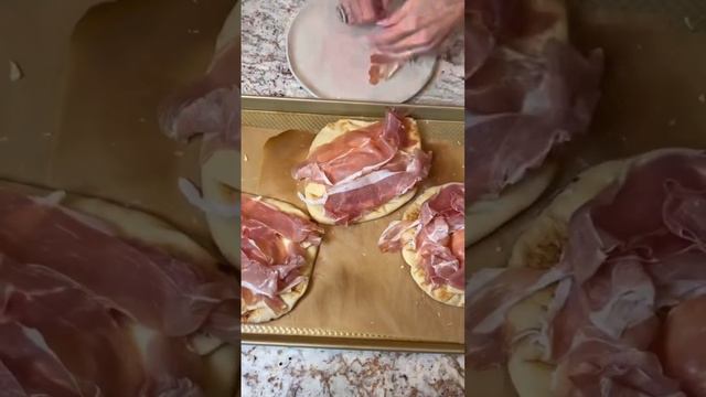 Fontina & Prosciutto Flat Bread Pizza 🍕 #healthyeating #easyrecipes #ideasfordinner смотреть онлайн
