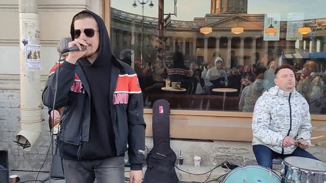 Макс Корж - Жить в кайф! Уличный музыкант Глеб Васильев и группа Шумные соседи... смотреть онлайн
