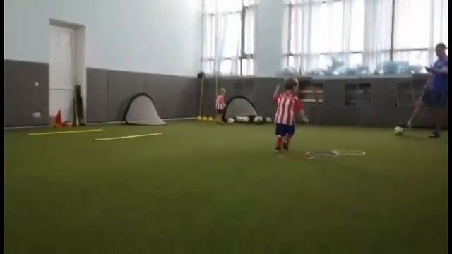 Kids play in football. Дети играют в футбол. Детский футбол. Children’s football. Football Kids. смотреть онлайн