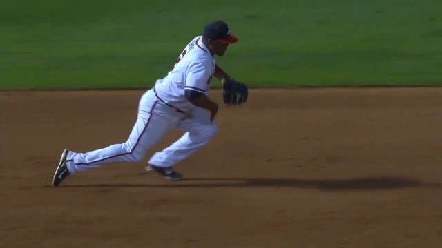 PIT@ATL: Simmons throws glove to stop ball смотреть онлайн