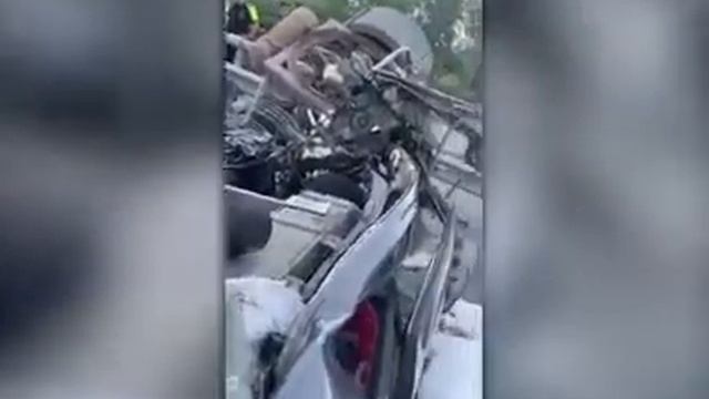 В Кургане отцепившийся от грузовика трал с дорожным катком раздавил легковушку смотреть онлайн