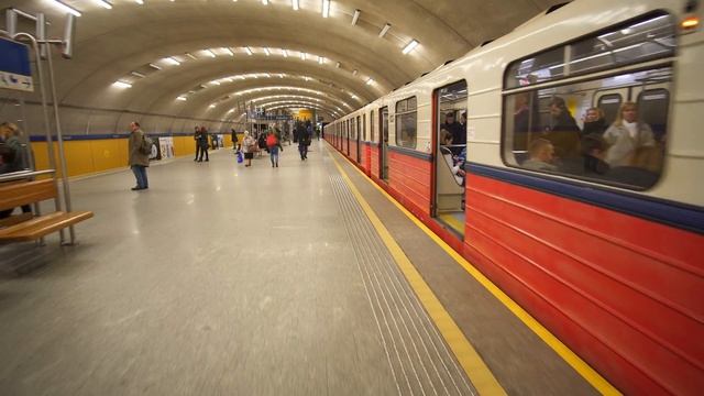 Poland, Warsaw, Metro ride from Racławicka to Wierzbno, 2X elevator смотреть онлайн