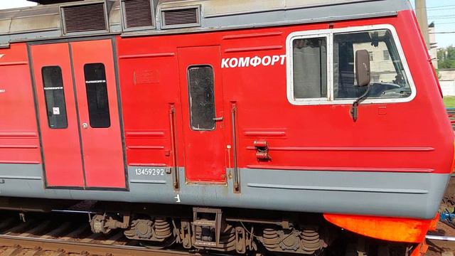 Электропоезд ЭД4М на платформе Воздухоплавательный парк в Петербурге