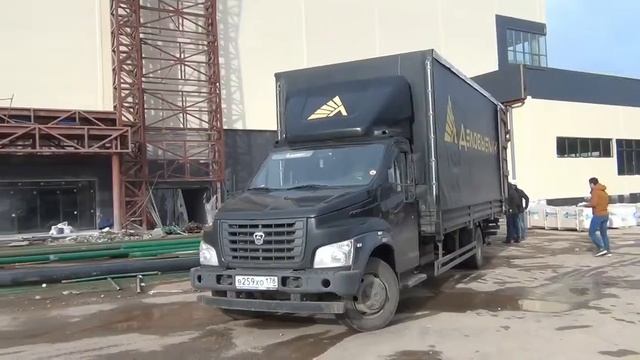 Большой светодиодный экран на фасаде торгового центра. РОСЭЛ смотреть онлайн