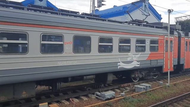 ЭД4М 0387 фирменный РЭКС "Фёдор Чижов" прибывает на станцию Пушкино смотреть онлайн