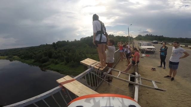 Барышня в белой футболке смотреть онлайн