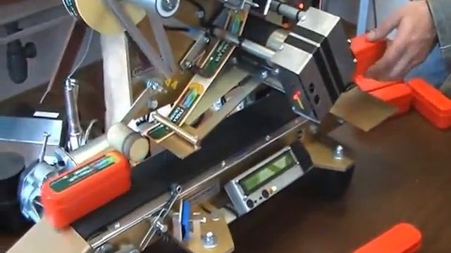 Нанесение этикетки на плоскую поверхность смотреть онлайн