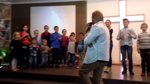 Александр Патлис с импровизированным детским хором на пасхальном концерте в церкви "Благодать" Калу смотреть онлайн