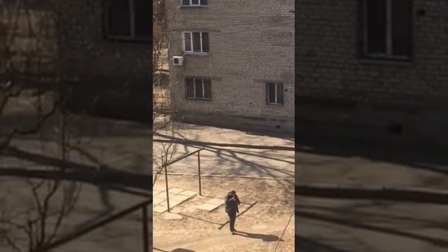 Видео "Корабелов.Инфо". Таксист в Корабельном районе поет для всех женщин, поздравляя их с 8 Марта смотреть онлайн