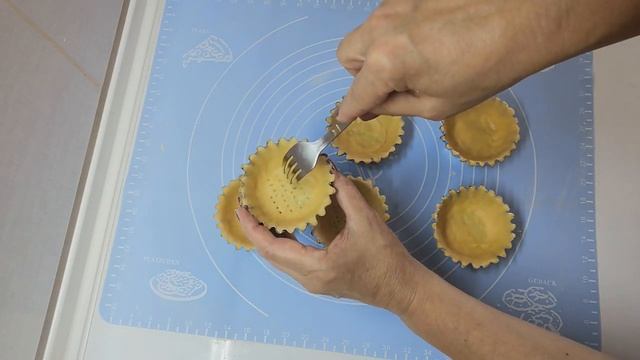 НЕЖНЕЙШИЕ ПЕСОЧНЫЕ КОРЗИНОЧКИ С БЕЛКОВЫМ ЗАВАРНЫМ КРЕМОМ И ЯГОДАМИ./ПРОСТОЙ РЕЦЕПТ./ смотреть онлайн