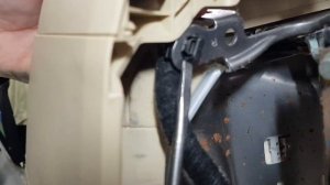 Как снять пластик с сиденья Toyota Camry.