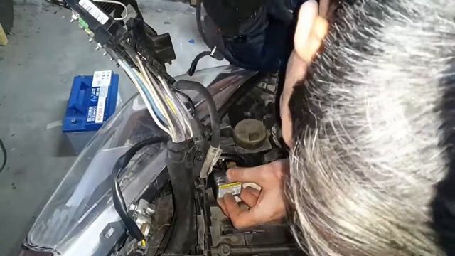 Peugeot 508 Replace Xenon Bulb Timelapse смотреть онлайн