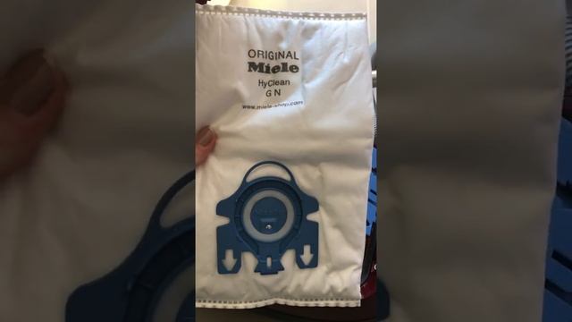 Changing the bag on Miele Complete C3 power line vacuum cleaner смотреть онлайн
