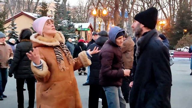 ЧТО С ТАКОЮ КРАСОТОЙ, РЯДОМ ДОЛЖЕН БЫТЬ ДРУГОЙ!??☀️/ТАНЦЫ В ПАРКЕ ГОРЬКОГО ХАРЬКОВ ФЕВРАЛЬ 2022 смотреть онлайн