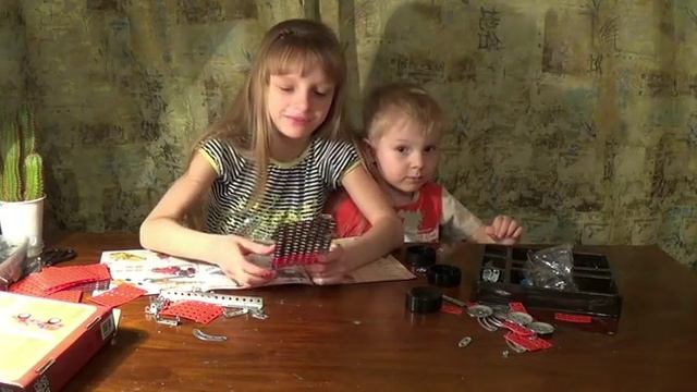 Распаковываем игрушки. Собираем железный конструктор Ретро автомобили смотреть онлайн