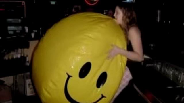 Girl Inflate, Sitting Beachball Games Девушки надувают и играют пляжными шариками