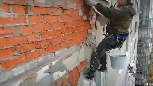 демонтаж старого штукатурного слоя