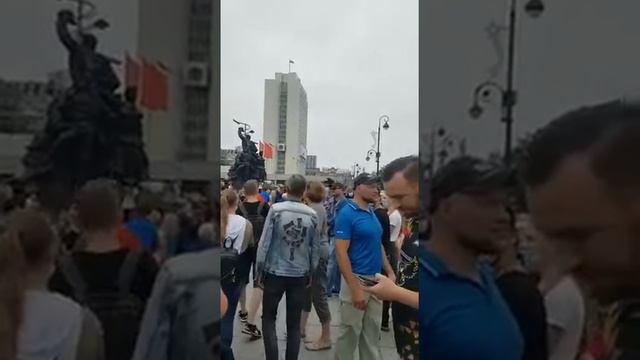 18.07.20 Владивосток,люди вышли погулять на площади. смотреть онлайн