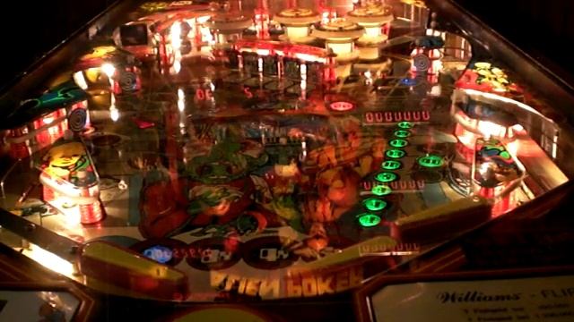 Playing my Alien Poker Pinball Machine смотреть онлайн