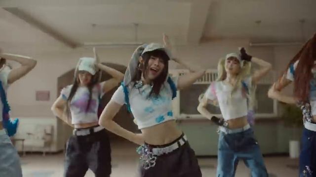 NewJeans (뉴진스) 'OMG' Official MV (Performance Ver.1)