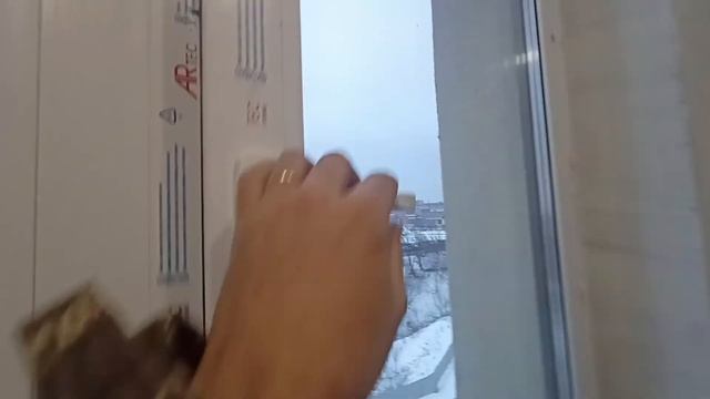 Ставим подоконник под уже сделанные откосы в необычном тройном окне Сердце Нижнего #секретыоконщика смотреть онлайн