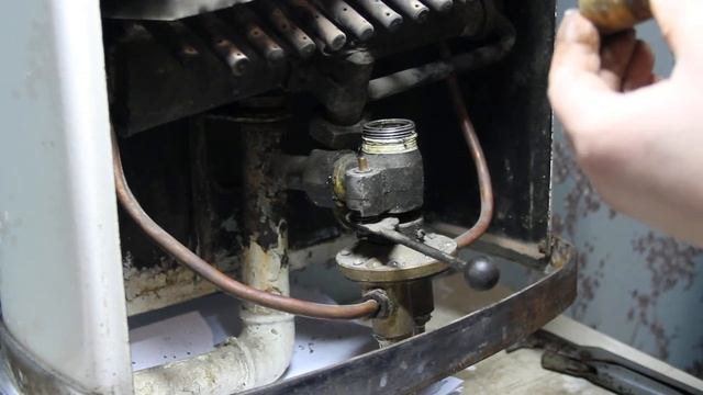 Смазка крана газовой колонки КГИ-56. Туго крутится рычаг смотреть онлайн