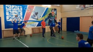 Урок физкультуры в 9 классе. Раздел : Волейбол. Тема Совершенствование верхней передачи.