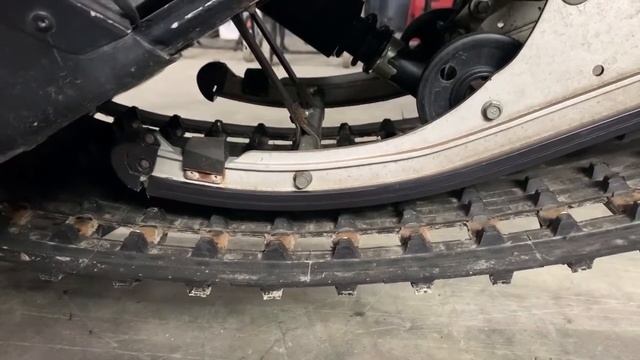 Замена склиза и протяжка гусеницы, снегоход Yamaha VK540 смотреть онлайн