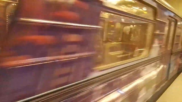 Новогодний Электропоезд Еж-3 на станции метро Котельники смотреть онлайн