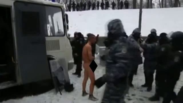 Беркут фотографируют активиста на морозе голым смотреть онлайн