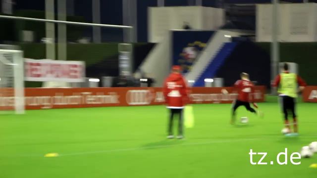 FC Bayern: Tom Starke besiegt Manuel Neuer im Elfmeter-Duell (Doha, 11.01.2014) смотреть онлайн