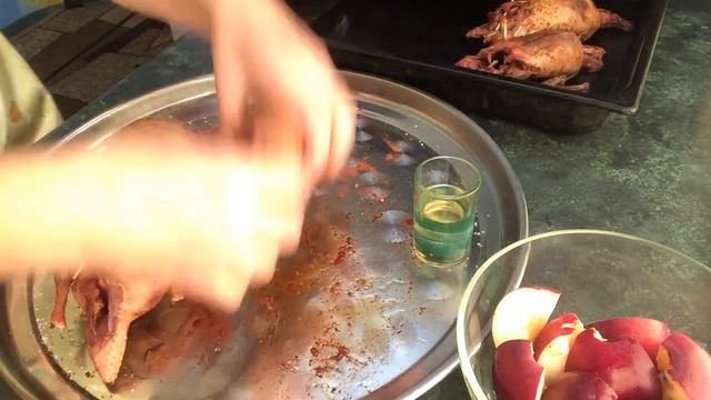 Как приготовить вкусно диких уток с яблоками , запечённых в духовке . Рецепт мясного блюда . смотреть онлайн