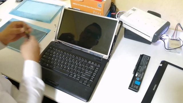 Como cambiar pantalla de laptop Toshiba | Laptop Screen Replacement смотреть онлайн