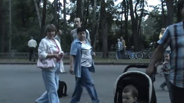 Dans в Сокольниках. Мужичок зажигает!! funny)) Sokolniki in Moscow смотреть онлайн