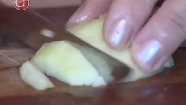 Картофельный салат с копченой скумбрией и яблоком смотреть онлайн