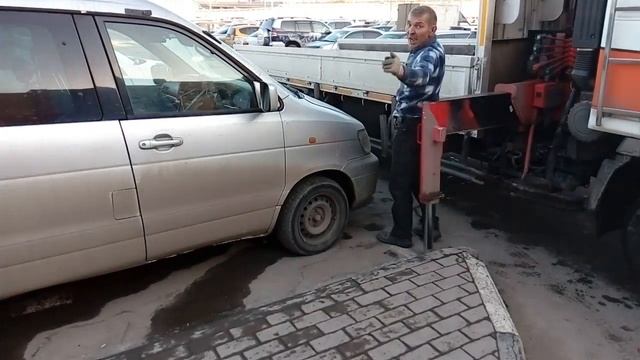 Эвакуатор самовольно пытается забрать машину смотреть онлайн
